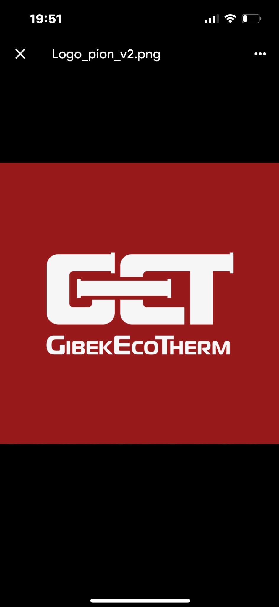 Logo firmy GIBEK EcoTherm na czerwonym tle, stylizowane litery z elementami rur.