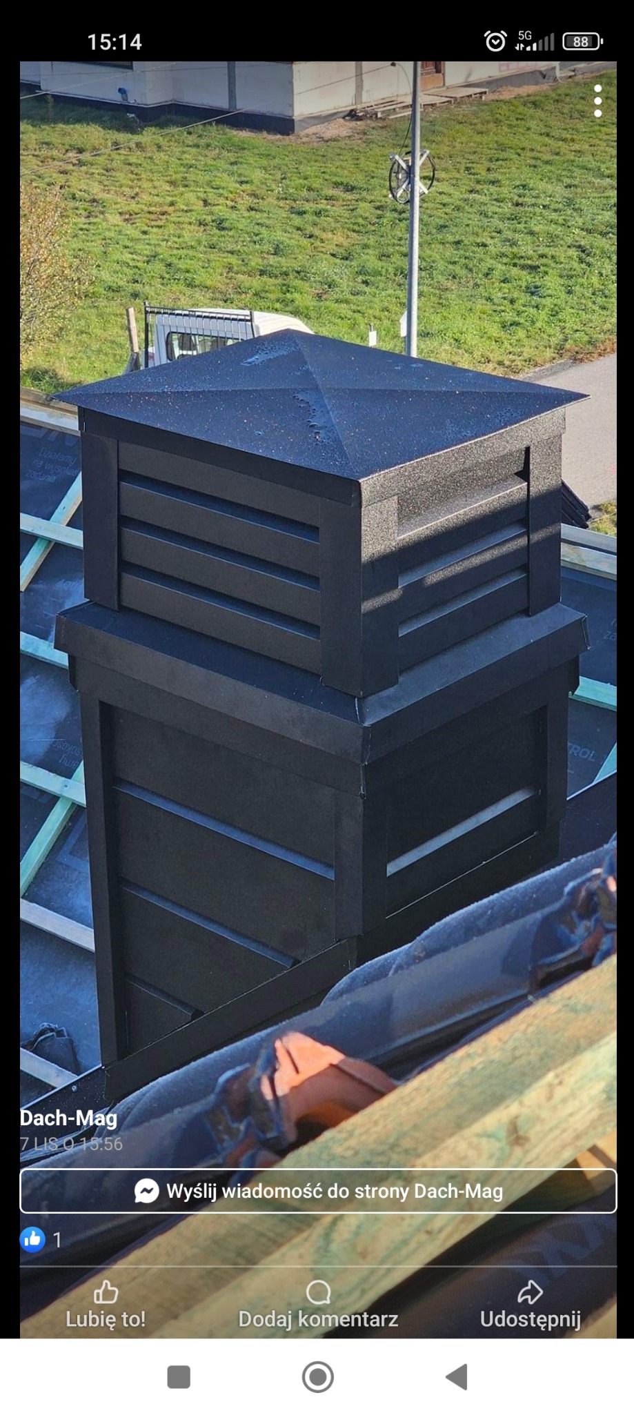 Czarny, metalowy komin wentylacyjny z daszkiem na nowym dachu z widoczną konstrukcją drewnianą i membraną dachową, w tle trawnik.