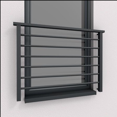 Nowoczesna, ciemnoszara balustrada balkonowa z poziomych prętów, zamontowana na tle okna z widoczną fakturą ściany.