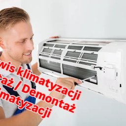 Vitalii Fenchenko - Uśmiechnięty serwisant w niebieskim kombinezonie z krótkimi blond włosami sprawdza śrubokrętem filtry klimatyzacji ściennej w jasnym pomieszczeniu.