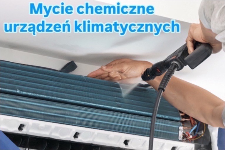 Czyszczenie parownika klimatyzacji domowej za pomocą myjki ciśnieniowej, widoczne drobne kropelki wody i elementy instalacji elektrycznej.