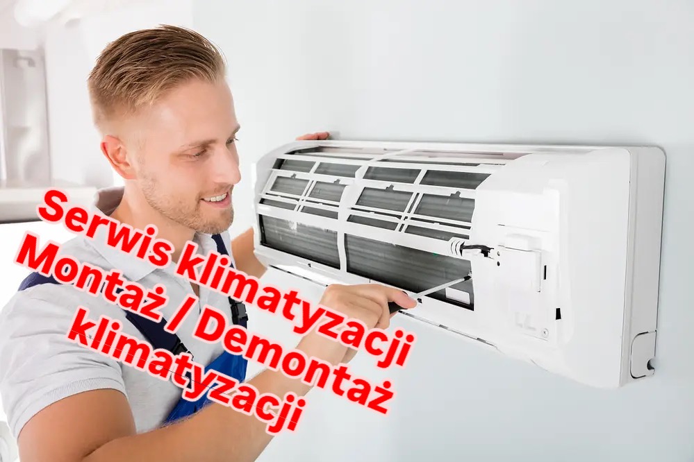 Uśmiechnięty serwisant w niebieskim kombinezonie z krótkimi blond włosami sprawdza śrubokrętem filtry klimatyzacji ściennej w jasnym pomieszczeniu.