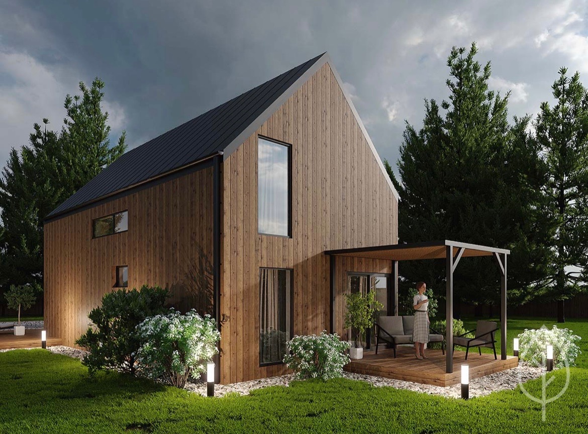 Nowoczesny dom z drewnianą elewacją, czarnym dachem i minimalistyczną pergolą, oświetlony lampami ogrodowymi, z kobietą stojącą na tarasie.