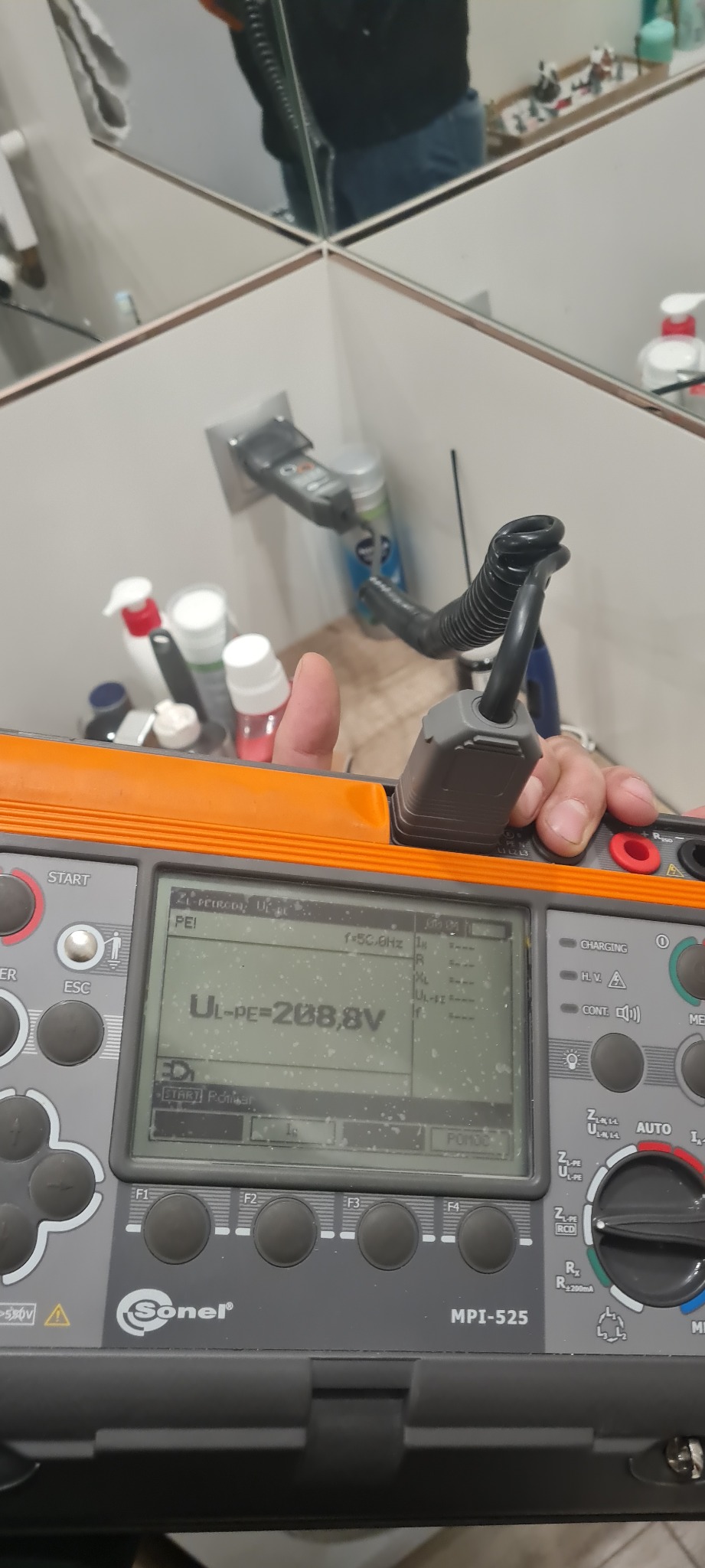 Pomalowany 'bolec' przewodu PE