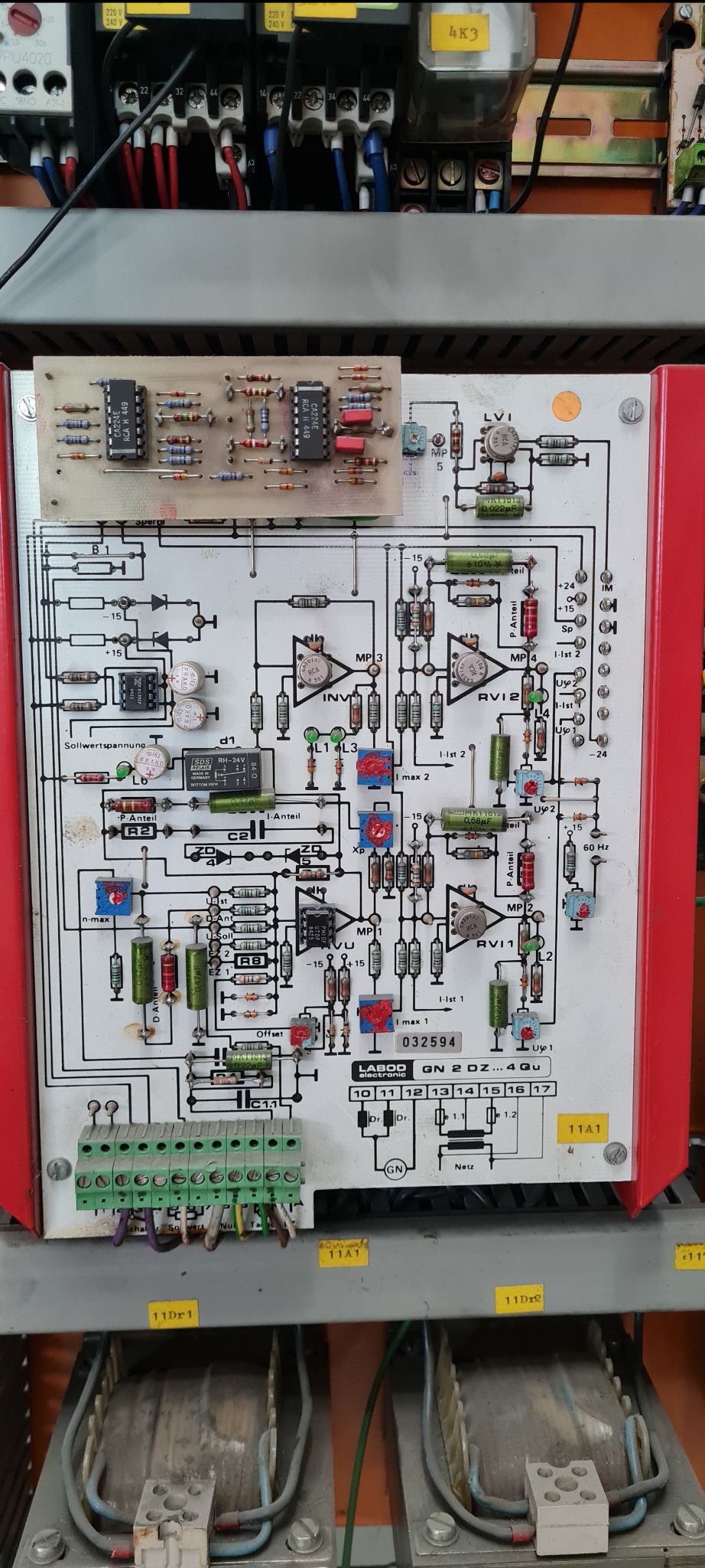Szczegółowe ujęcie panelu sterowania elektrycznego w Koszalinie, z widocznymi elementami elektronicznymi, schematami i okablowaniem, ukazujące skomplikowaną budowę i połączenia.