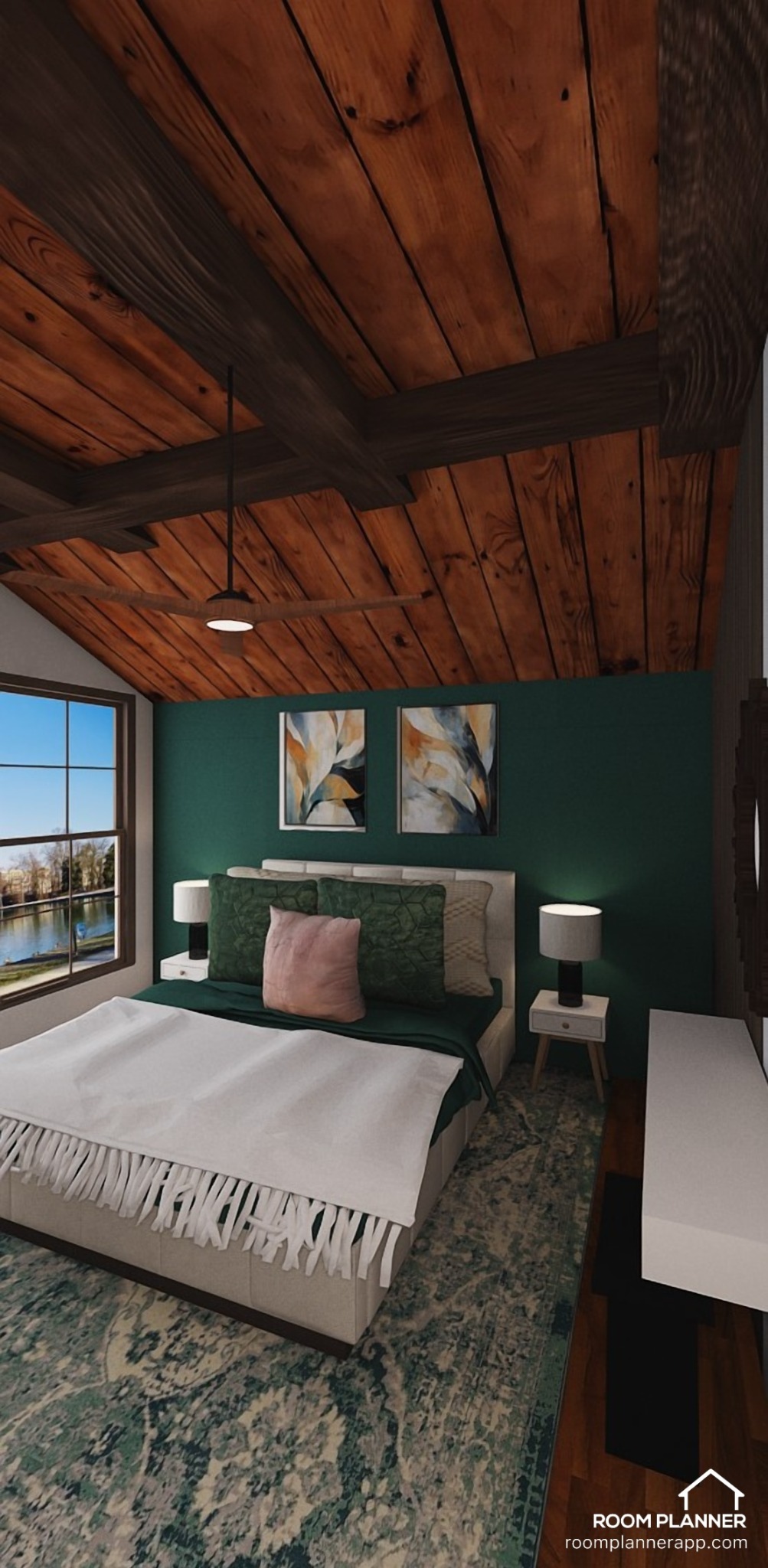 Sypialnia z drewnianym skośnym sufitem, ciemnozieloną ścianą, łóżkiem z dekoracyjnymi poduszkami i dywanem w odcieniach zieleni i beżu, widok na jezioro za oknem.