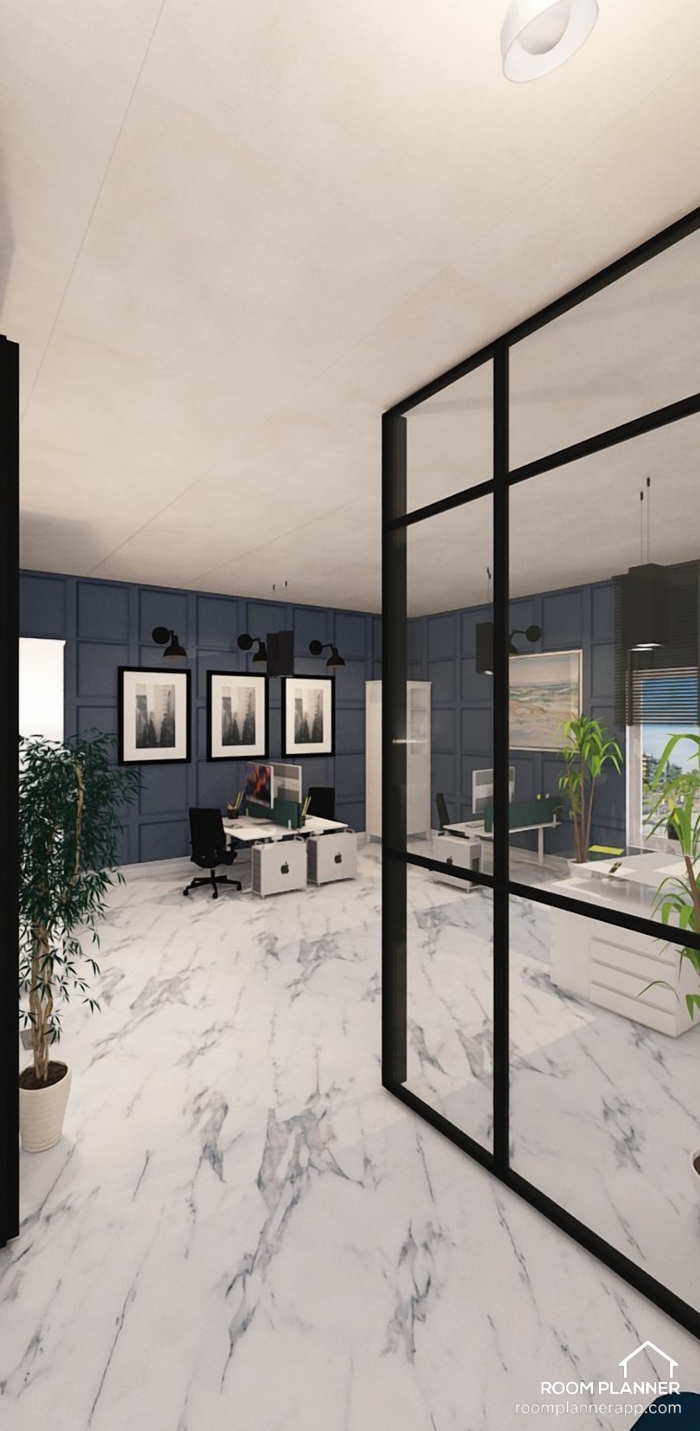 Przestronne biuro z marmurową podłogą, ścianami w kolorze granatowym z panelami, czarnymi ramami okiennymi i roślinami doniczkowymi.
