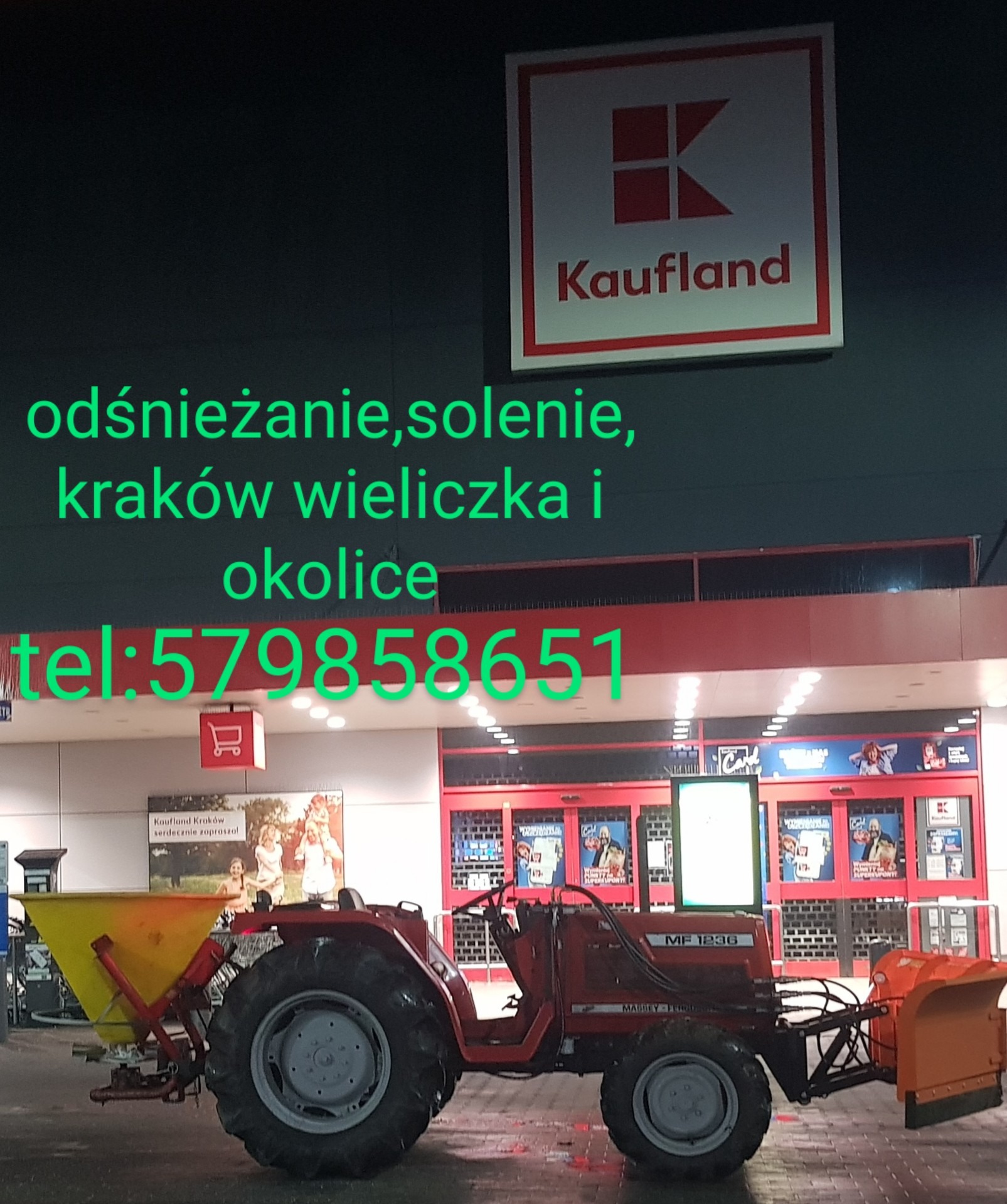 Czerwony traktor Massey Ferguson z żółtym rozsiewaczem i pomarańczowym pługiem do odśnieżania na tle sklepu Kaufland z reklamą odśnieżania, solenia w Krakowie i Wieliczce oraz numerem telefonu.