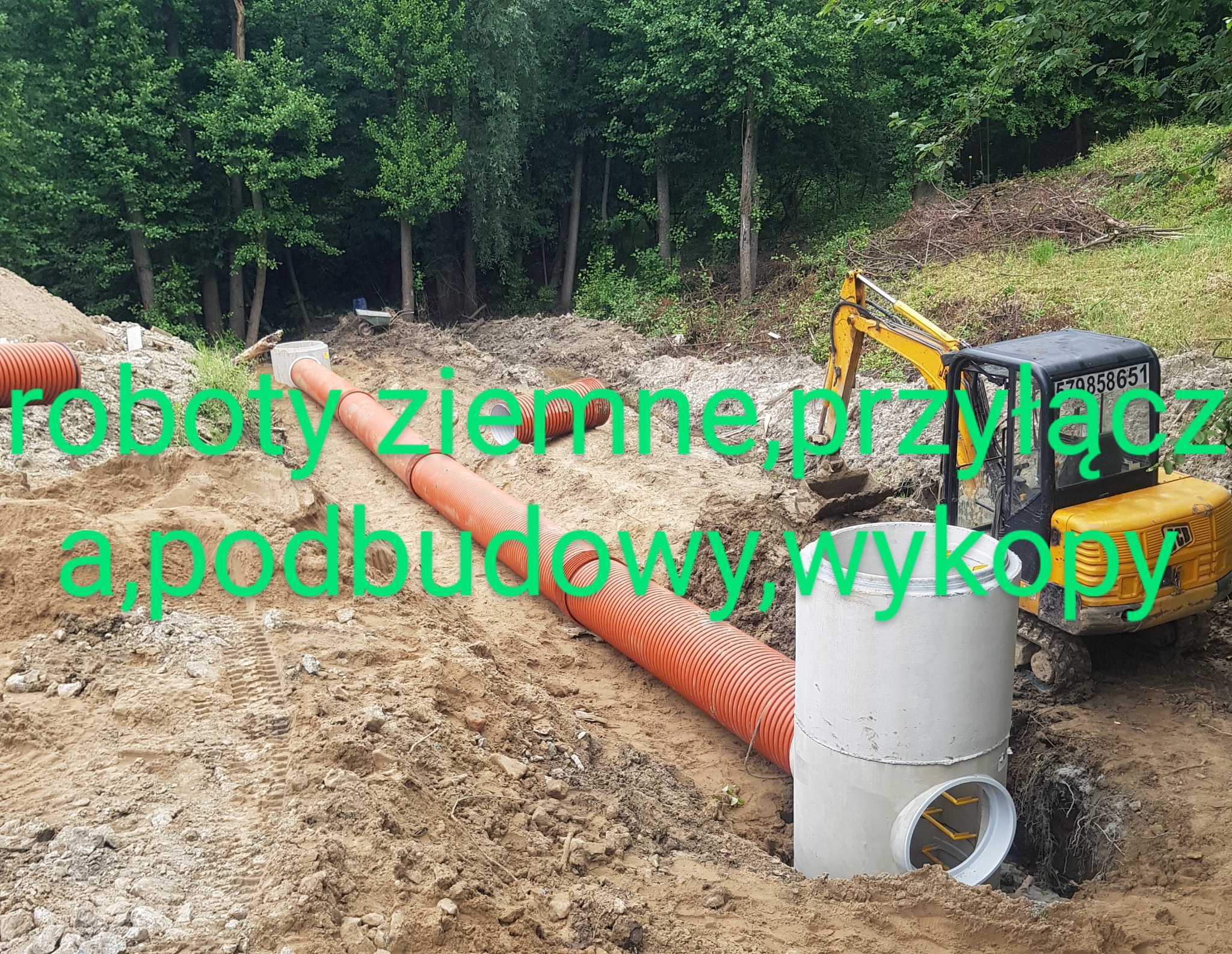 Pomarańczowa rura kanalizacyjna ułożona w wykopie, betonowy element studni kanalizacyjnej i koparka JCB na tle zieleni.