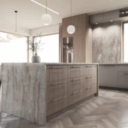 Nowoczesna kuchnia z wyspą i parkietem w jodełkę. Marmurowy blat wyspy kuchennej, minimalistyczne oświetlenie i stonowana kolorystyka tworzą elegancką przestrzeń.