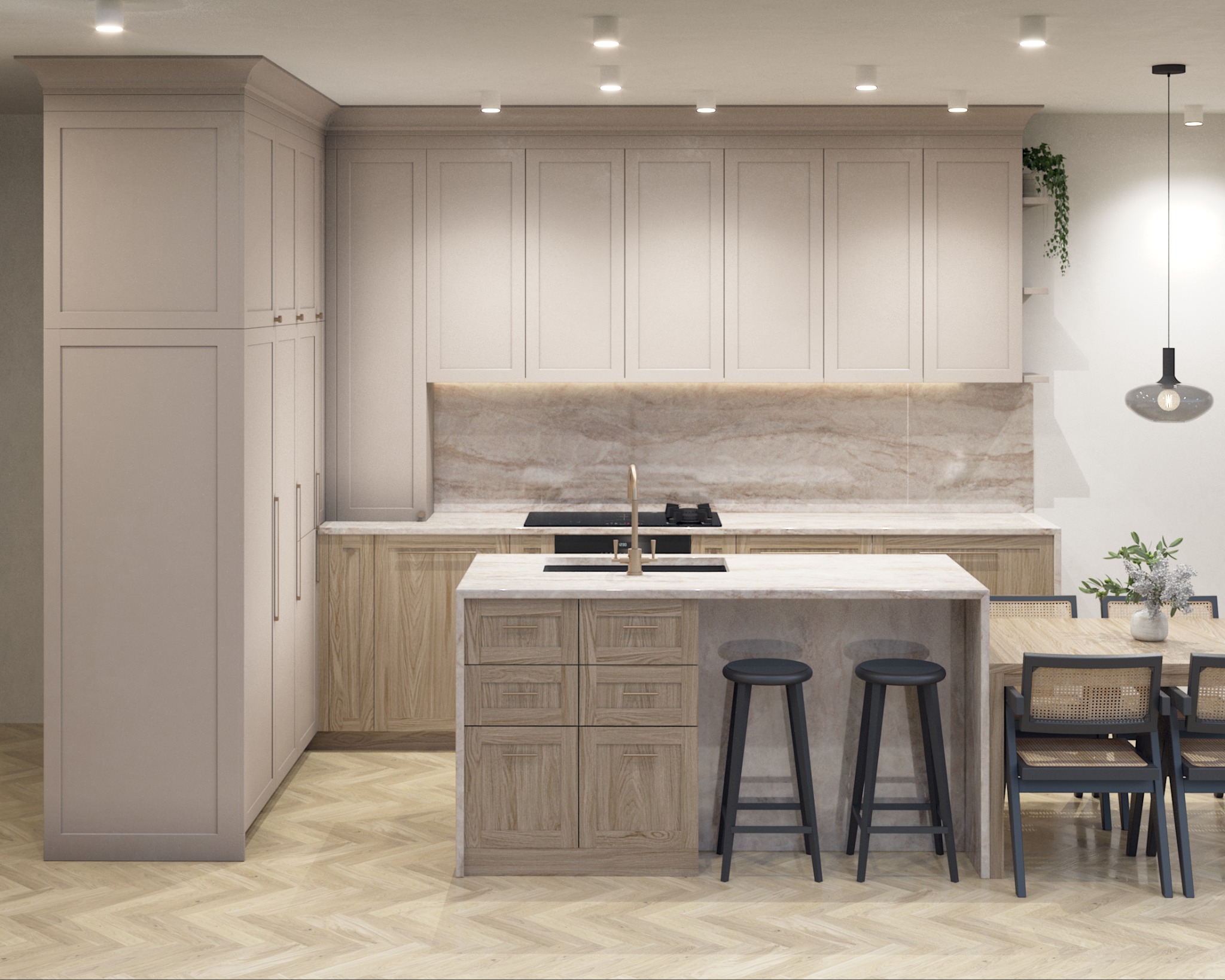 Elegancka kuchnia z wyspą, drewnianymi frontami szafek w odcieniach beżu i szarości, marmurowym blatem i parkietem ułożonym w jodełkę, oświetlona punktowymi lampami sufitowymi.