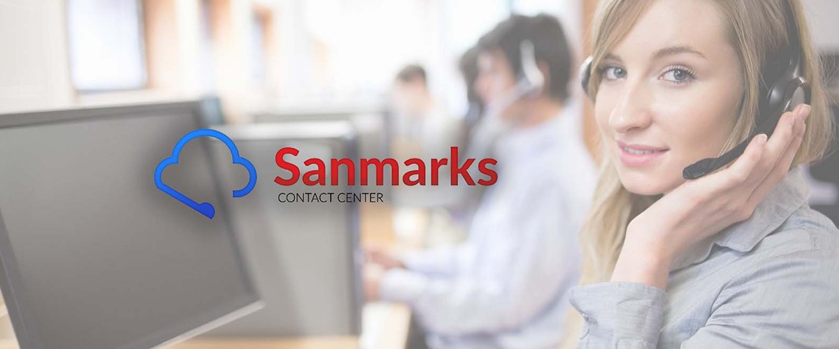 Uśmiechnięta blondynka w słuchawkach, pracująca w biurze, z logo firmy na ekranie monitora.