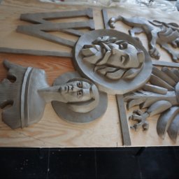 ARCHITEKTURA I RZEŹBA AGNIESZKA WOLSKA-CIELIŃSKA - Gliniana płaskorzeźba z motywami religijnymi na drewnianej płycie: portrety i symboliczne zwierzęta. Praca w toku, detale w trakcie modelowania, surowy materiał.