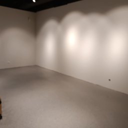 Robert Olszewski - Pusty pokój po pracach przygotowawczych, ściany pomalowane na jasny odcień, widoczne ślady po szpachlowaniu, na podłodze częściowo rozłożone elementy drewniane, prawdopodobnie do montażu mebli.