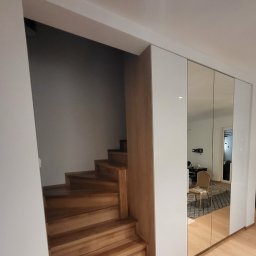 Stolarnia na wymiar - Schody na beton oraz szafa na wymiar