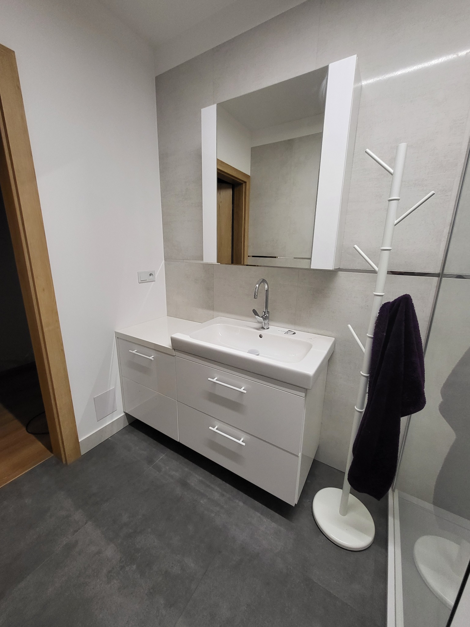 Szafka pod umywalkę oraz szafka wisząca z lustrem