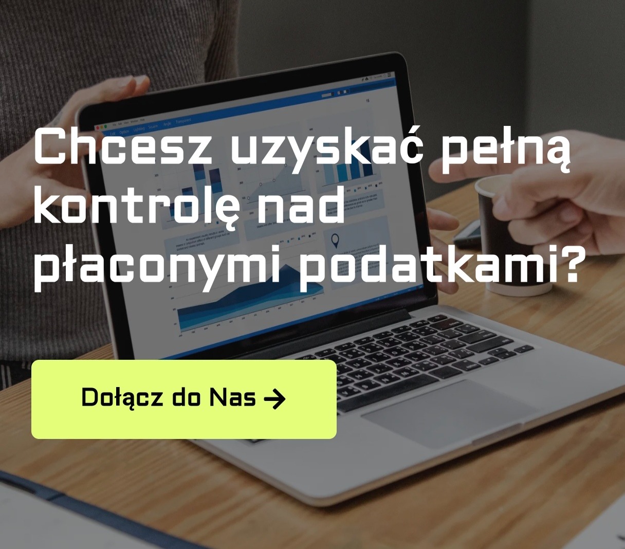Laptop z wykresem i hasłem o kontroli podatków, obok dłoń z kubkiem kawy. Żółty przycisk 'Dołącz do nas'.