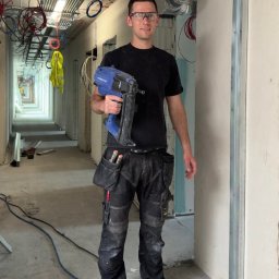 Wykonanie ściany z płyt GK + montaż drzwi.