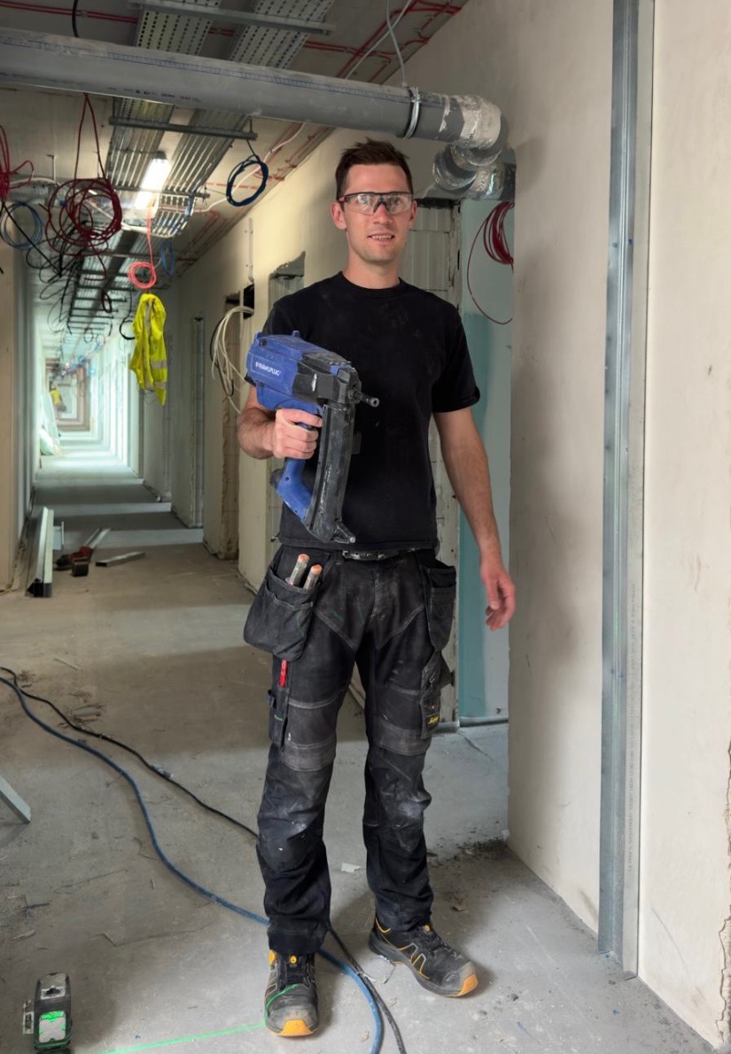 Wykonanie ściany z płyt GK + montaż drzwi.