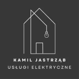 Minimalistyczne logo firmy elektrycznej: biały kontur domu z żarówką wiszącą wewnątrz, nazwa firmy 'Kamil Jastrząb Usługi Elektryczne' na szarym tle.
