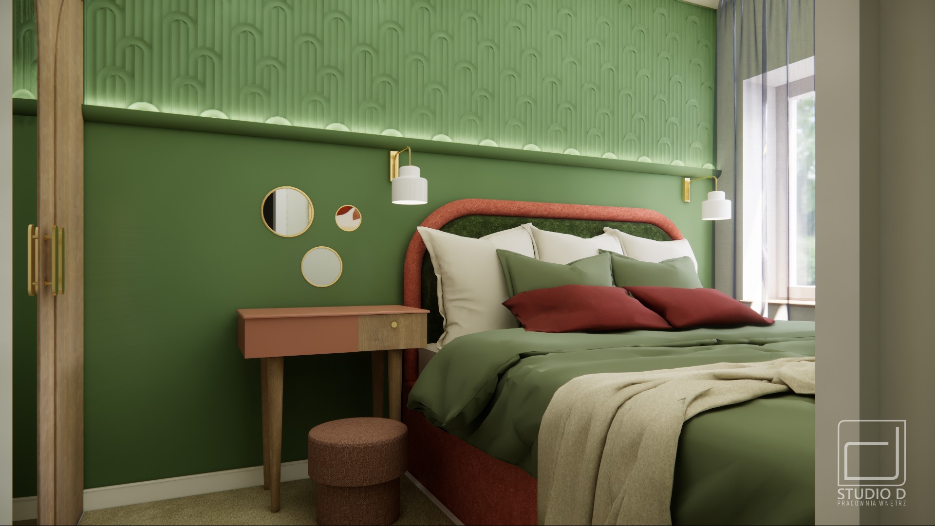 Stylowa sypialnia z zielonymi ścianami, dekoracyjnym panelem, łóżkiem z czerwonym zagłówkiem i toaletką. Oświetlenie punktowe i okrągłe lustra dodają uroku.