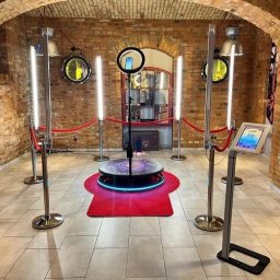 Obok fotobudki staje stacja sharingowa - dzięki niej od razu po nagraniu możesz obejrzeć filmik i wysłać go sobie poprzez sms, iDrop lub mail :)