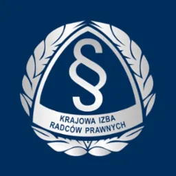 Logo Krajowej Izby Radców Prawnych na ciemnoniebieskim tle, z symbolem paragrafu wewnątrz srebrnej obwódki z motywem liści.