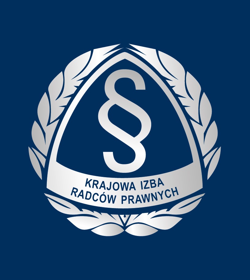 Logo Krajowej Izby Radców Prawnych na ciemnoniebieskim tle, z symbolem paragrafu wewnątrz srebrnej obwódki z motywem liści.