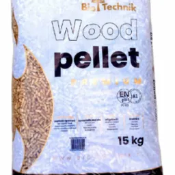 Worek 15 kg z pelletem drzewnym, widoczne logo producenta 'Bio Technik', certyfikat ENplus A1, informacje o wartości opałowej, zawartości popiołu, wilgotności i średnicy.