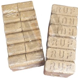 DMP Przemysław Dzięglewski - Dwa pakiety brykietu drzewnego RUF, owinięte przezroczystą folią, ułożone obok siebie na białym tle.