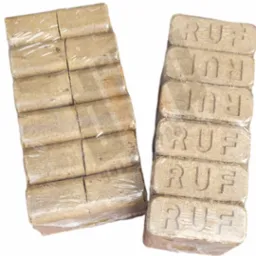 Dwa pakiety brykietu drzewnego RUF, owinięte przezroczystą folią, ułożone obok siebie na białym tle.