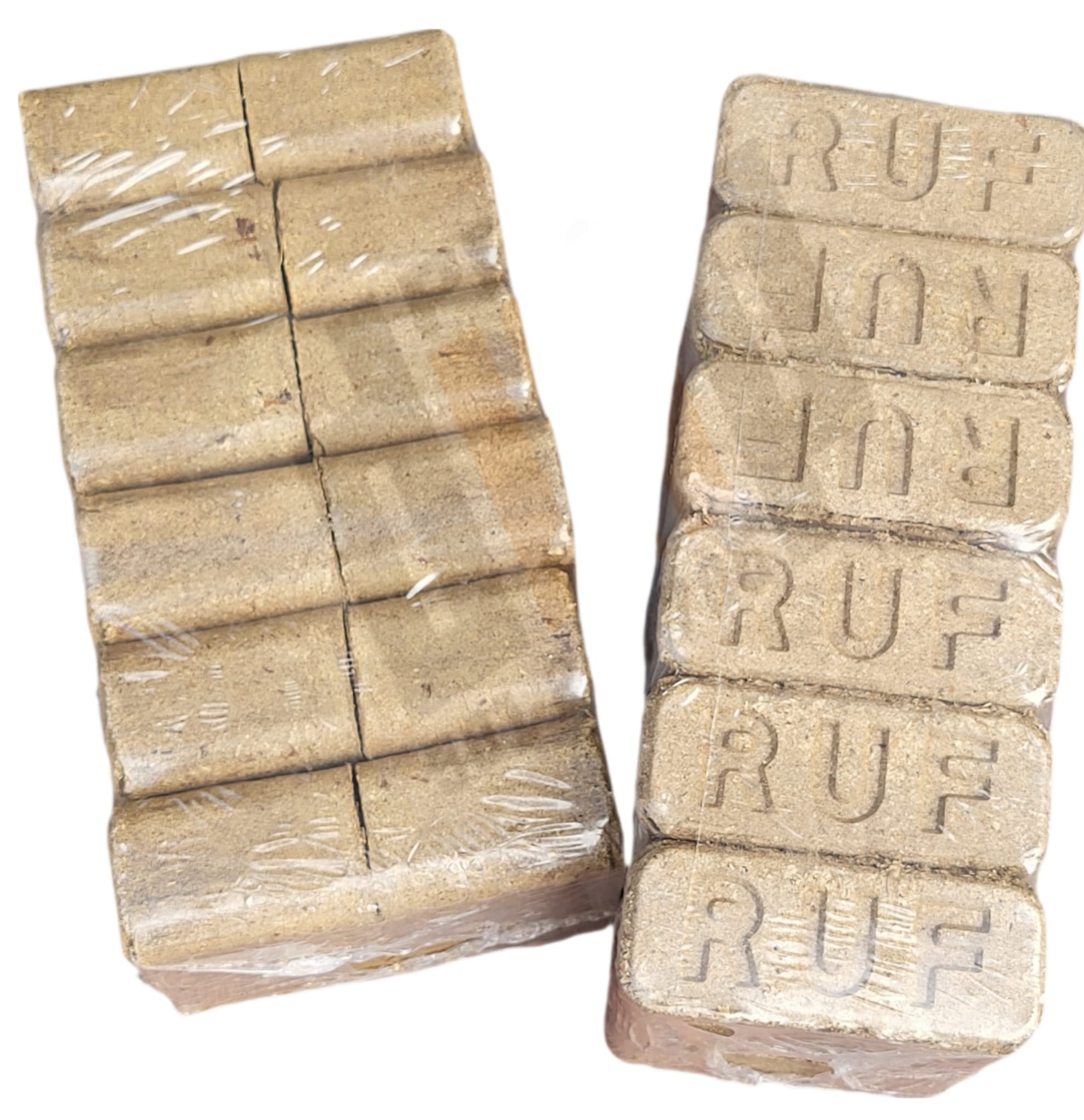 Dwa pakiety brykietu drzewnego RUF, owinięte przezroczystą folią, ułożone obok siebie na białym tle.