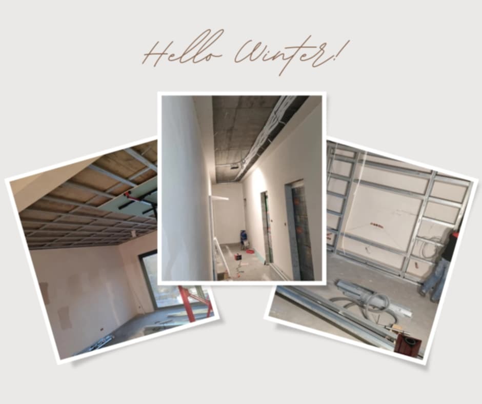 Montaż płyt karton gips na suficie i ścianach w pomieszczeniach w trakcie wykańczania, widoczne profile metalowe i częściowo zamontowane płyty, ujęcie w stylu kolażu z napisem Hello Winter.