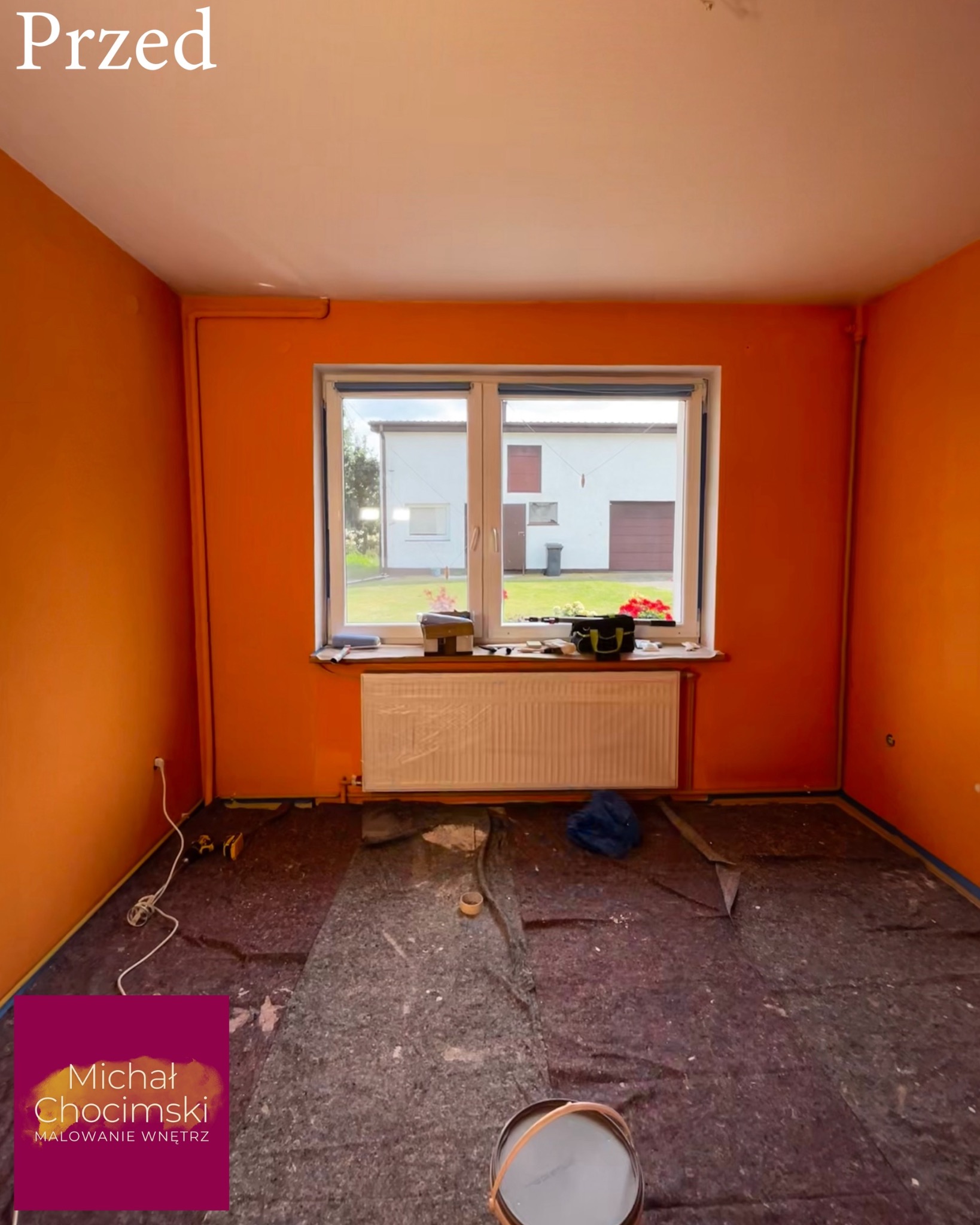 Pokój przed malowaniem: pomarańczowe ściany, okno z widokiem na ogród, zabezpieczona podłoga i wiadro z farbą w rogu. Widoczny napis 'Przed'.