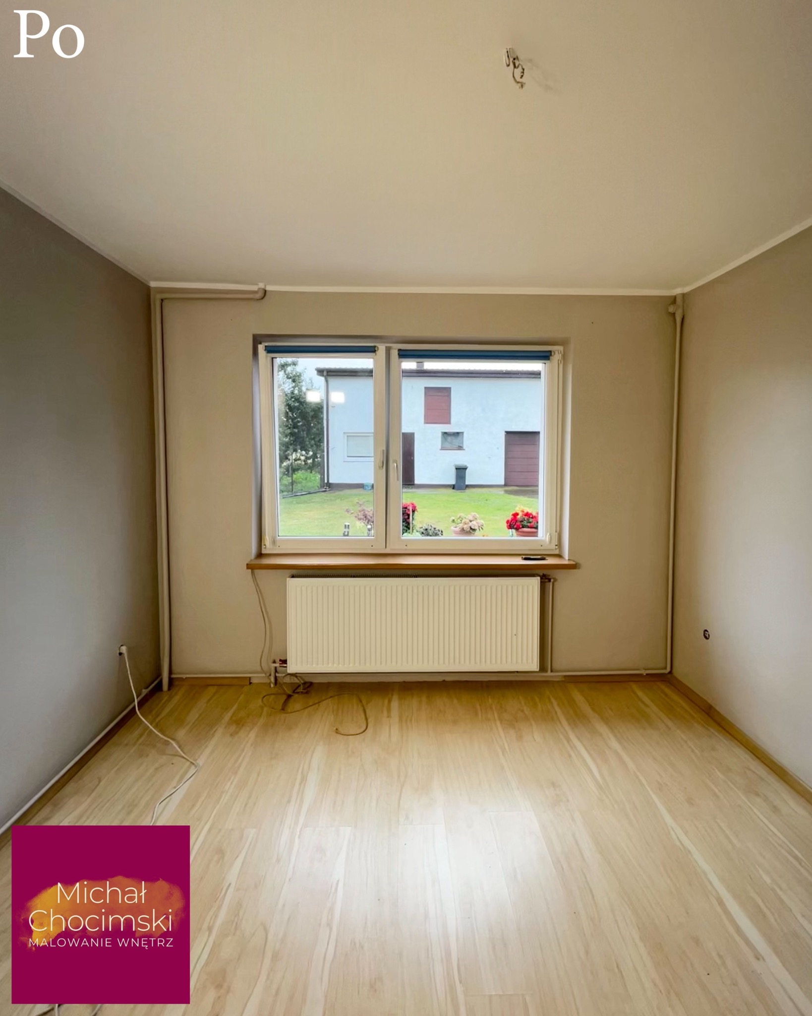 Wnętrze pokoju po odświeżeniu ścian w Koninie. Jasne ściany, okno z widokiem na ogród, drewniana podłoga. Widoczne ślady po lampie na suficie.