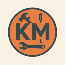 Okrągła grafika z narzędziami (młotek, klucz, śrubokręt) otaczającymi litery 'KM' na pomarańczowym tle. Minimalistyczny design, potencjalne logo firmy remontowej.