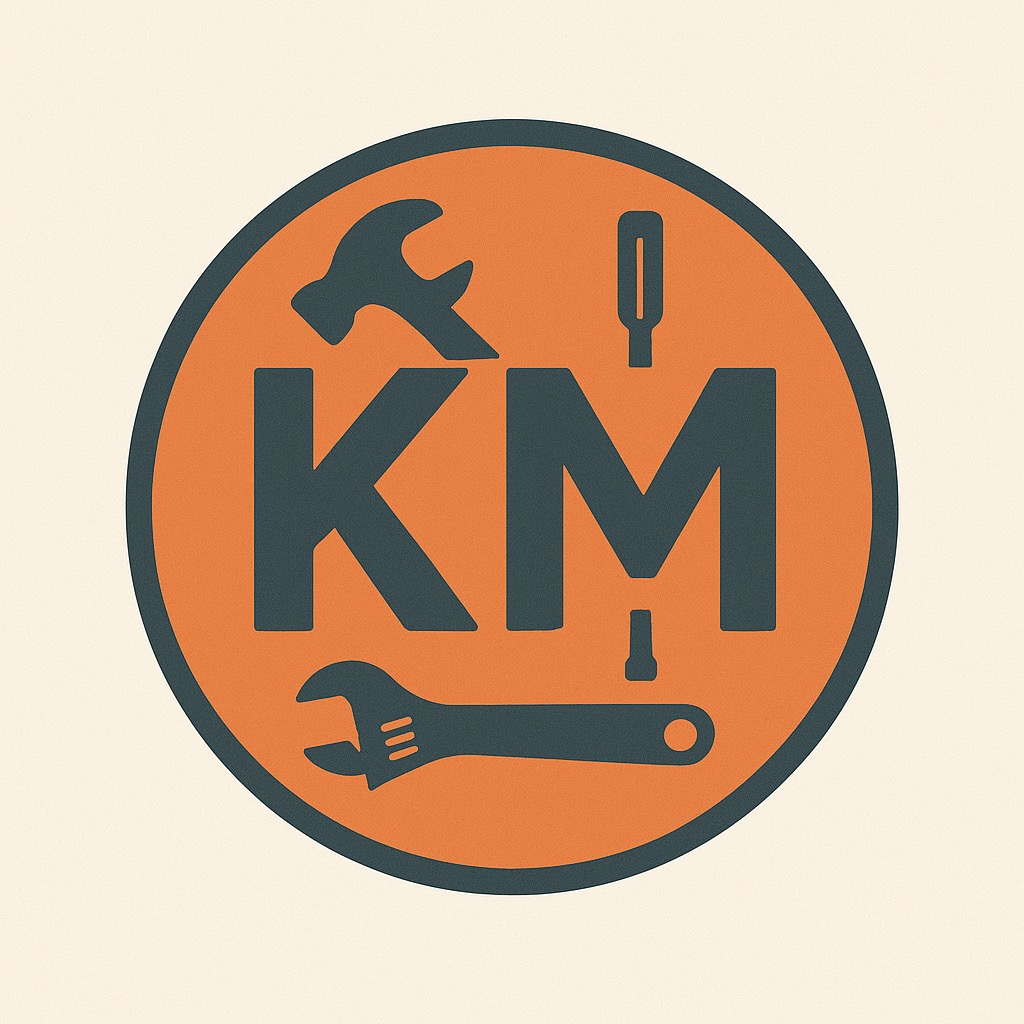 Okrągła grafika z narzędziami (młotek, klucz, śrubokręt) otaczającymi litery 'KM' na pomarańczowym tle. Minimalistyczny design, potencjalne logo firmy remontowej.
