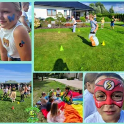 Kolaż zdjęć z imprezy plenerowej dla dzieci: malowanie twarzy, zabawy w workach i animacje na trawie. Kolorowe stroje i uśmiechnięte twarze.