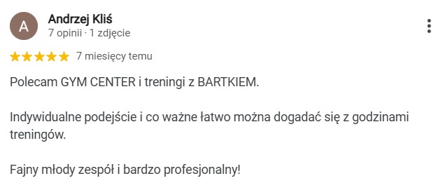 Zrzut ekranu pozytywnej recenzji online dla Gym Center i treningów z Bartkiem, podkreślający indywidualne podejście i elastyczność w ustalaniu godzin treningów oraz chwalący profesjonalny zespół.