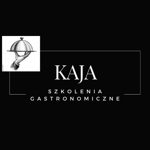 Grafika reklamowa: ręka kelnera trzymająca tacę z przykryciem kloszowym, obok nazwa firmy 'KAJA' i napis 'Szkolenia Gastronomiczne' na czarnym tle.