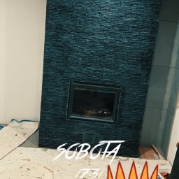 Imitacja kamienia na kominku