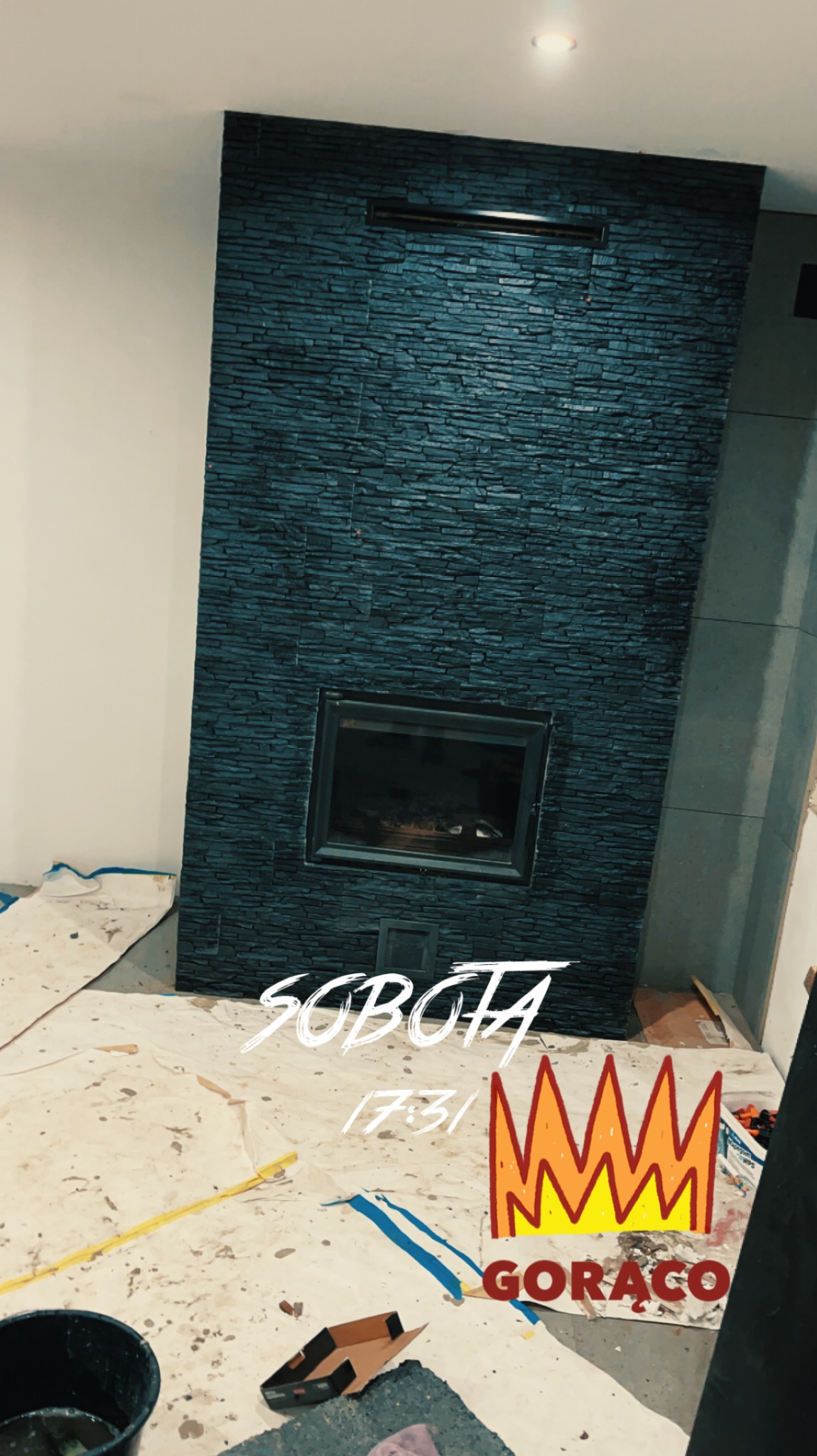 Imitacja kamienia na kominku