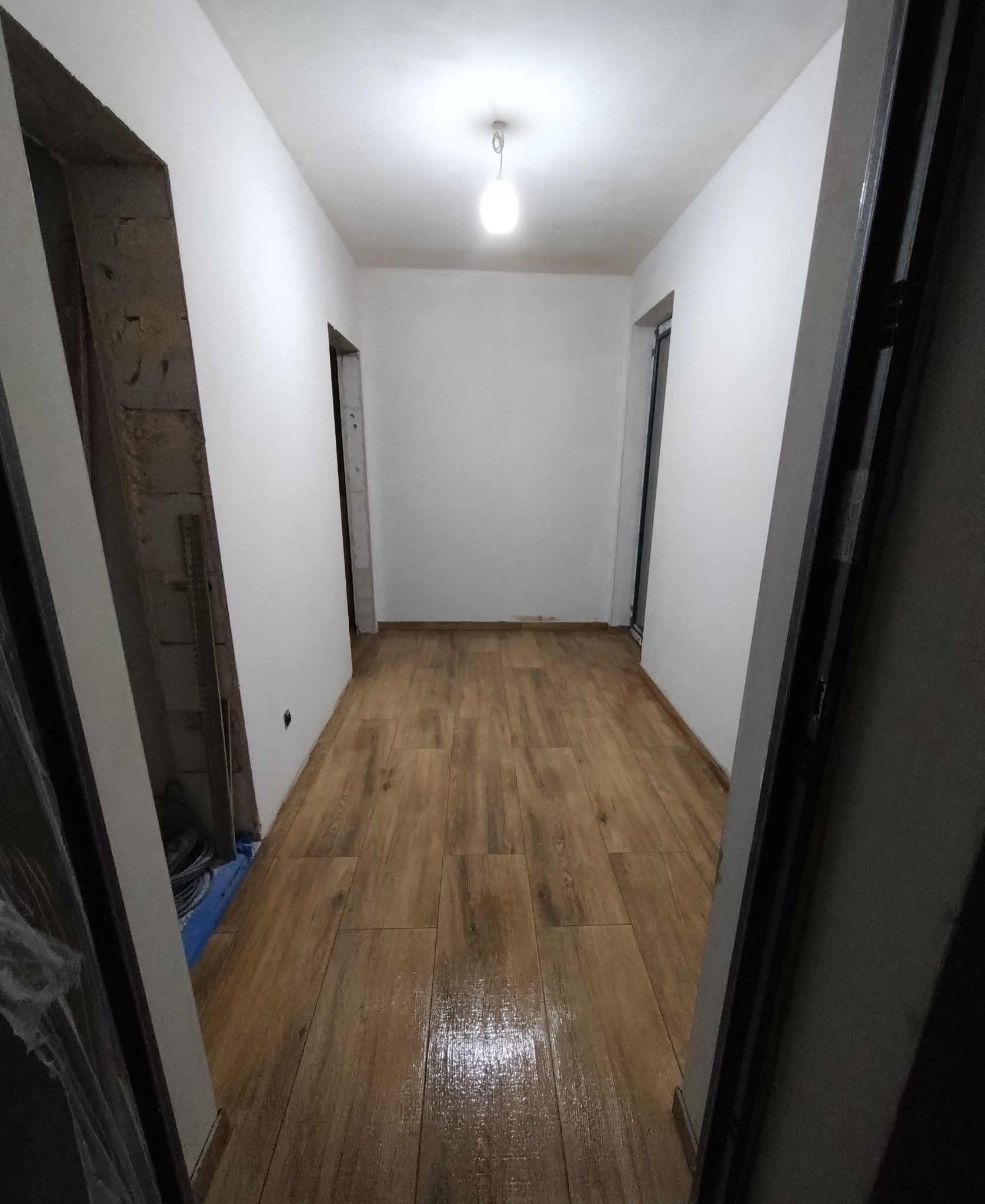 Korytarz,płytki na podlodze,drewnopodobne.