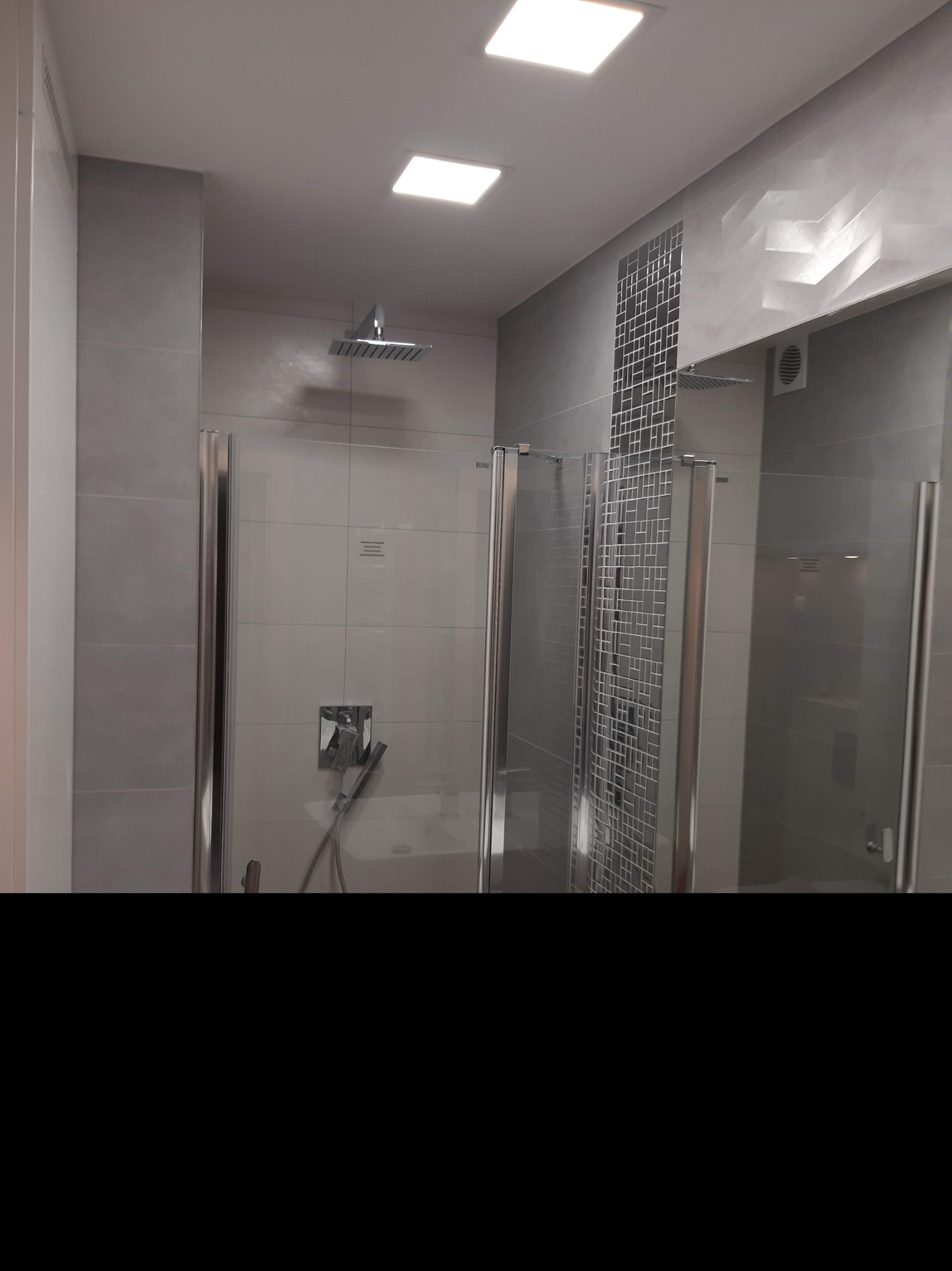 Montaż kabin prysznicowych.