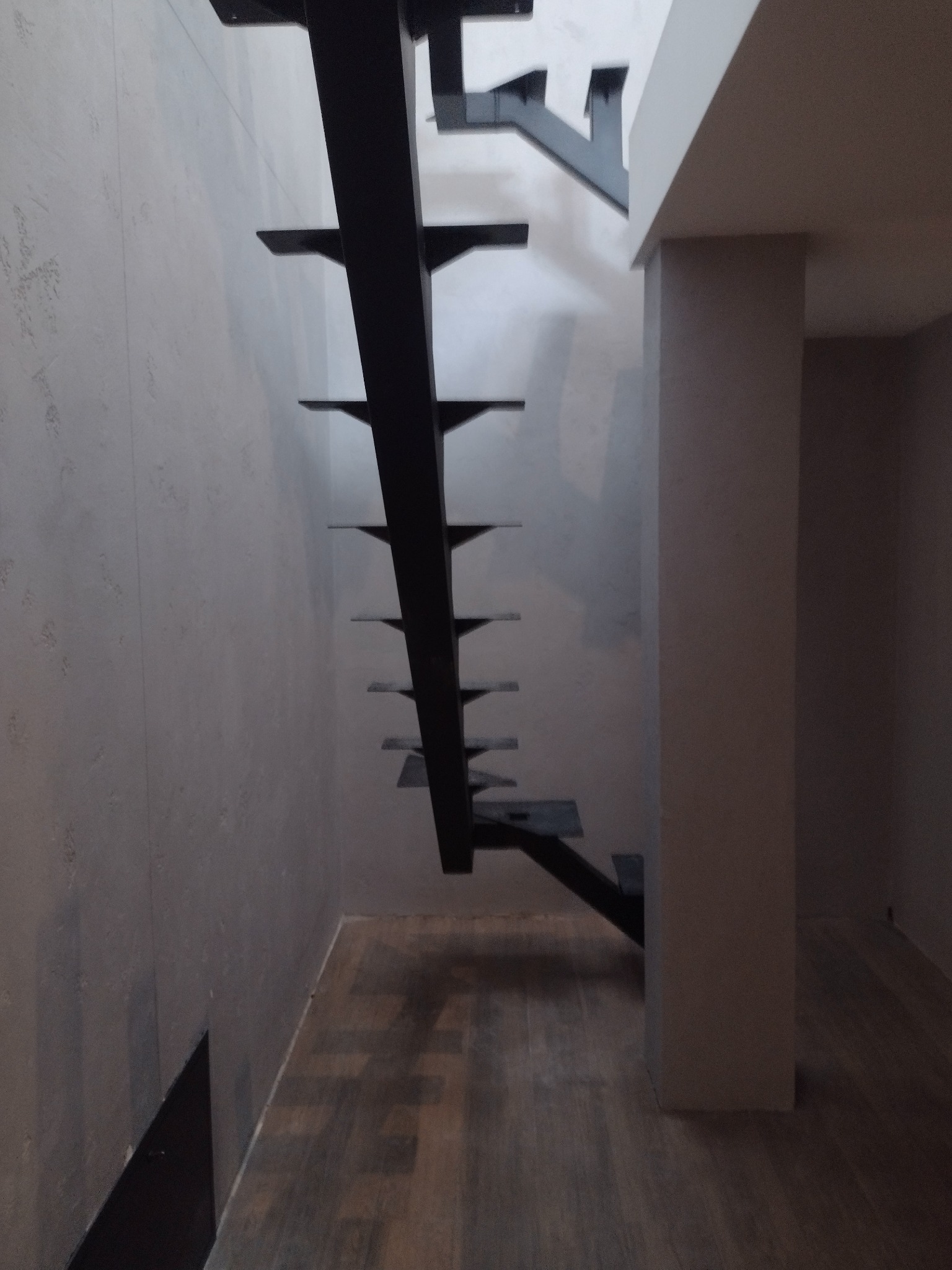 Prosta, lekka konstrukcja schodów przed dołożeniem stopnic drewnianych