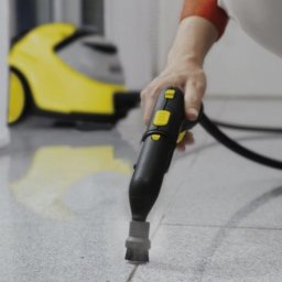 PUR PRO - Czyszczenie fug na szarej podłodze parownicą Karcher z żółtym korpusem w tle.
