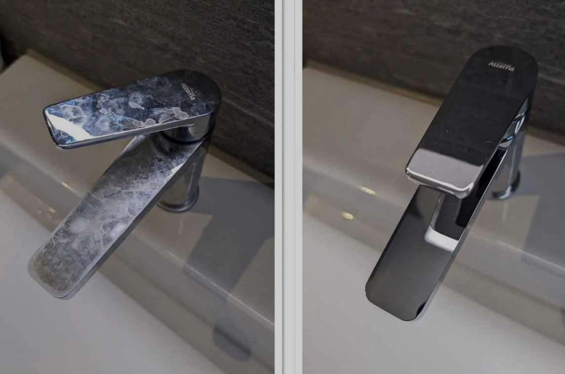 Porównanie baterii umywalkowej 'Altema' przed i po czyszczeniu: po lewej z widocznym osadem kamiennym, po prawej błyszcząca i czysta.