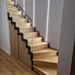 Schody dębowe na konstrukcji metalowej ze szklaną balustradą