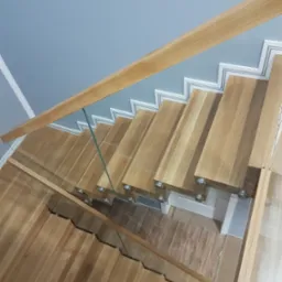 Schody dywanowe dębowe z podświetleniem LED i szklaną balustradą