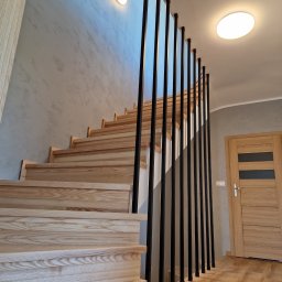 Schody jesionowe z balustradą typu harfa